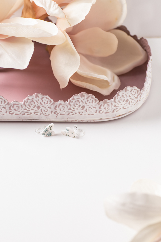 Ohrclip Herzen Asymmetrisch Weiß Blumen