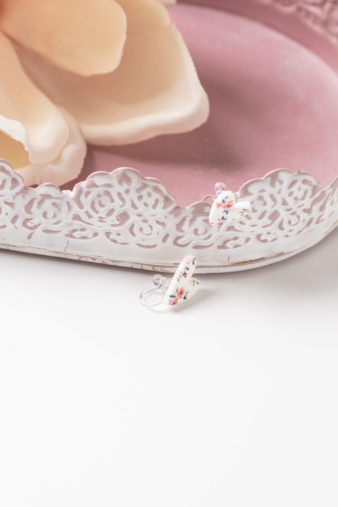 Ohrclip Herzen Asymmetrisch Weiß Blumen Rosa