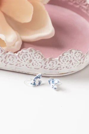 Ohrclip Herzen Asymmetrisch Weiß Blumen Blau
