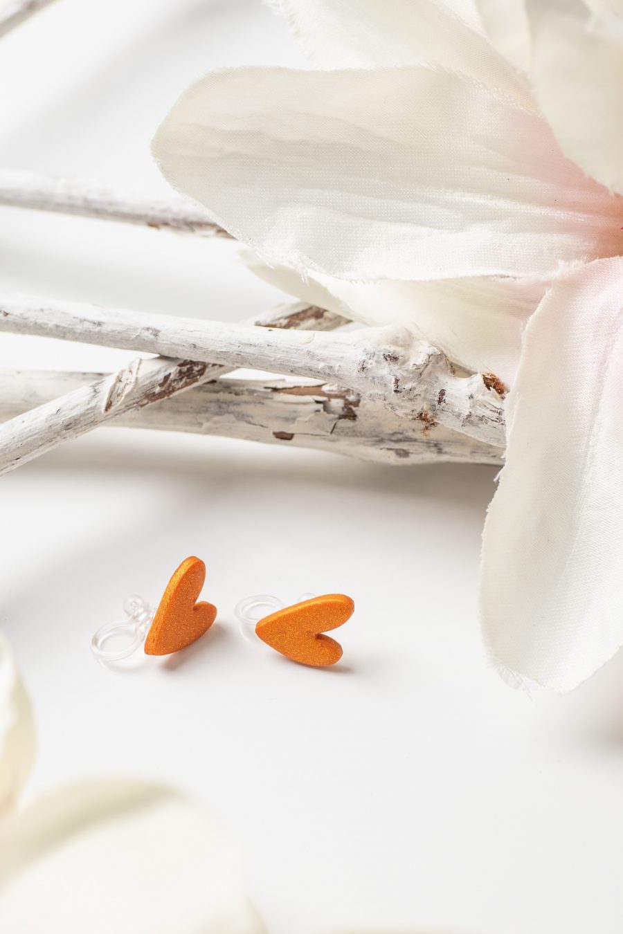 Ohrclip Asymmetrische Herzen Orange