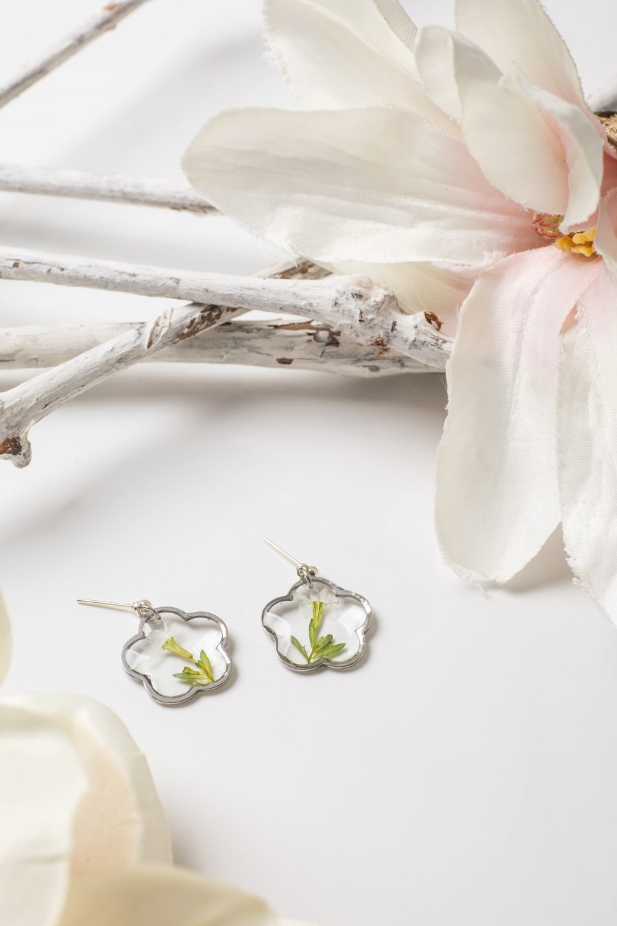 Ohrstecker Hänger Resin Schleiermyrte Silber Blume weiß