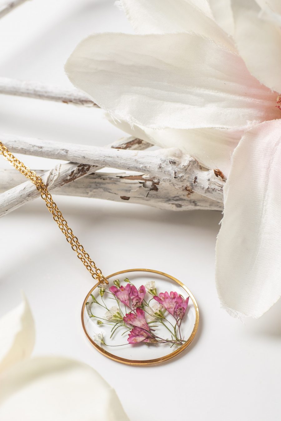 Anhänger Resin Purpurglöckchen Schleierkraut Gold
