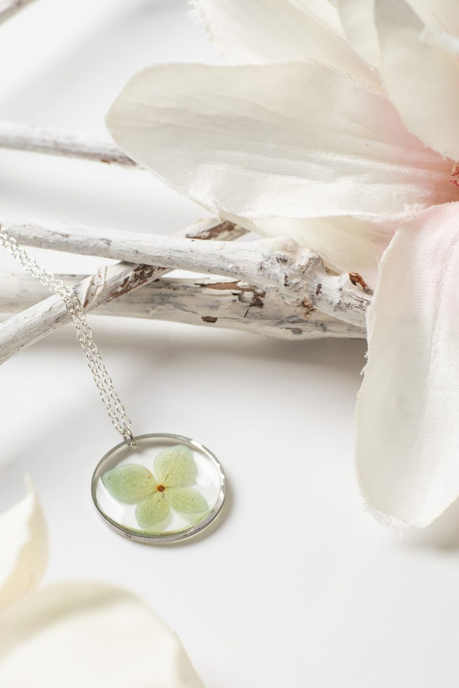 Anhänger Resin Hortensie Frühlingsgrün Schmetterling