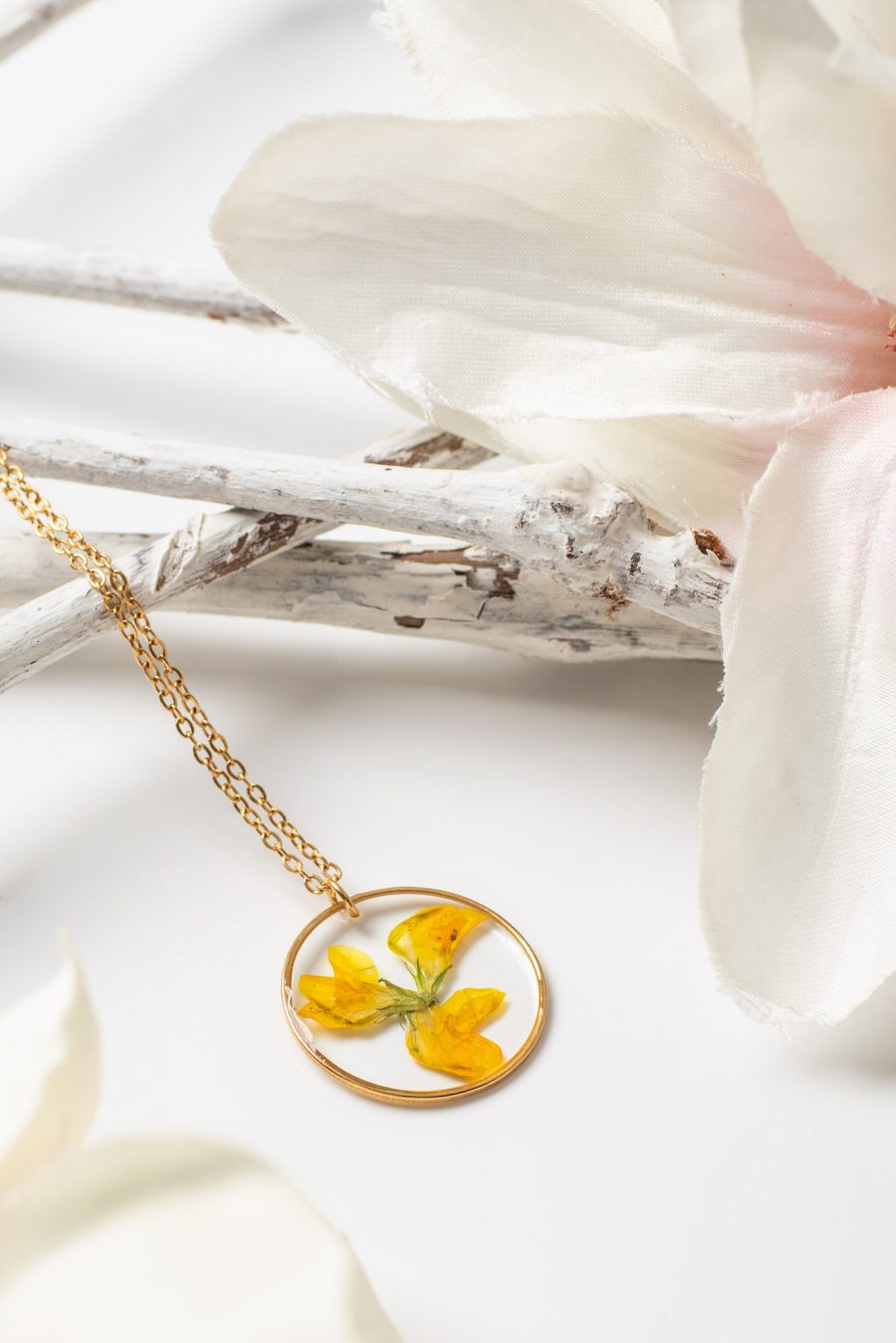 Anhänger Resin Hornklee trio Kreis Gold