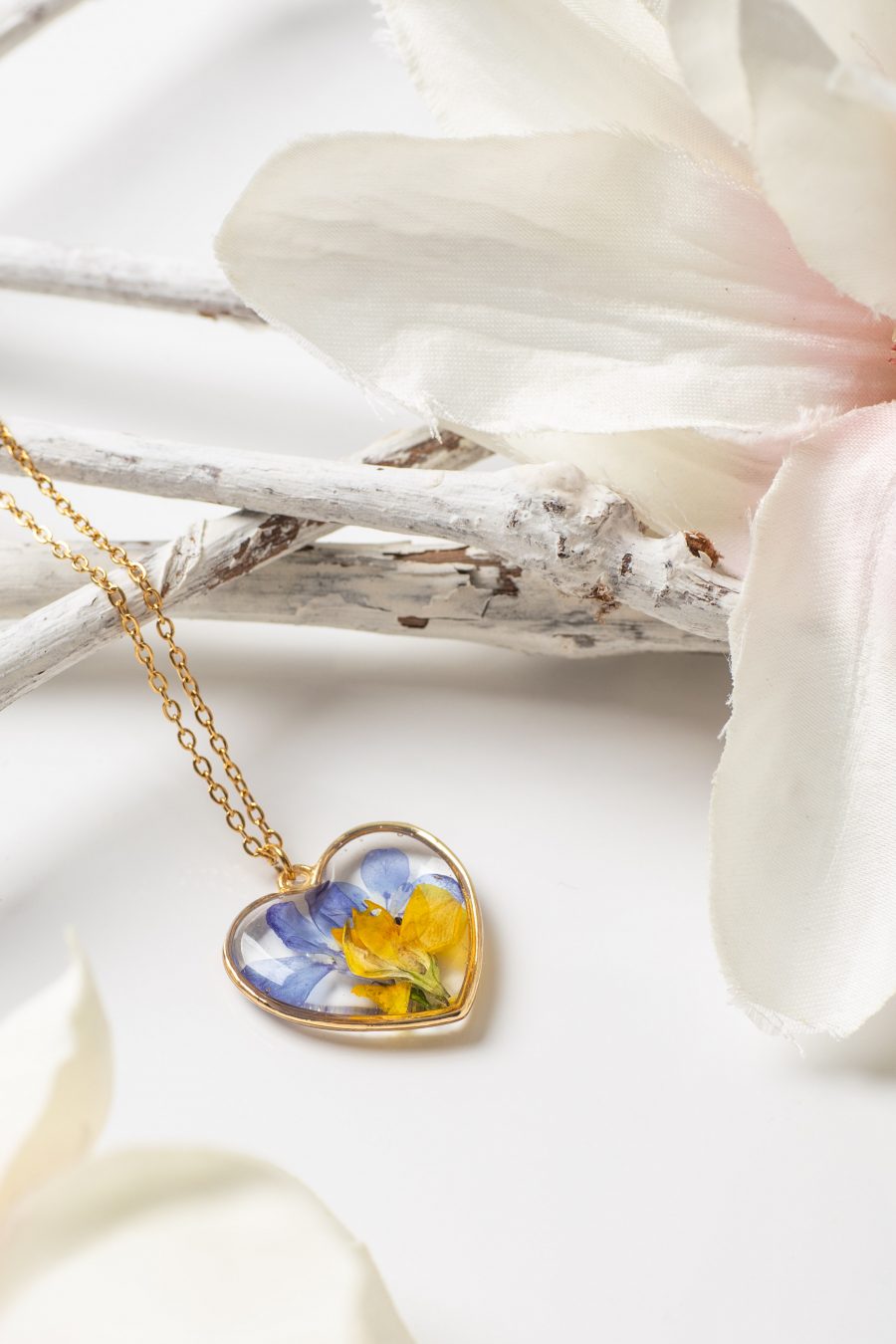 Anhänger Resin Männertreu Hornklee Herz Gold