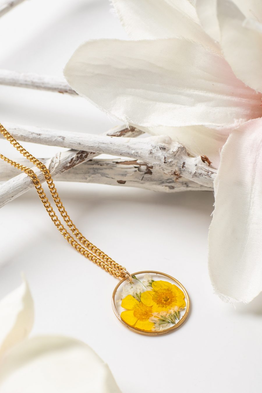 Anhänger Resin Butterblume Schleierkraut Gold rund