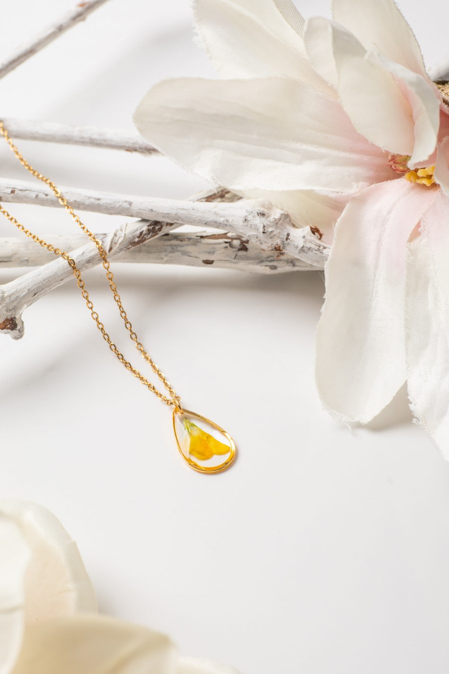 Anhänger Resin Hornklee Gold Tropfen