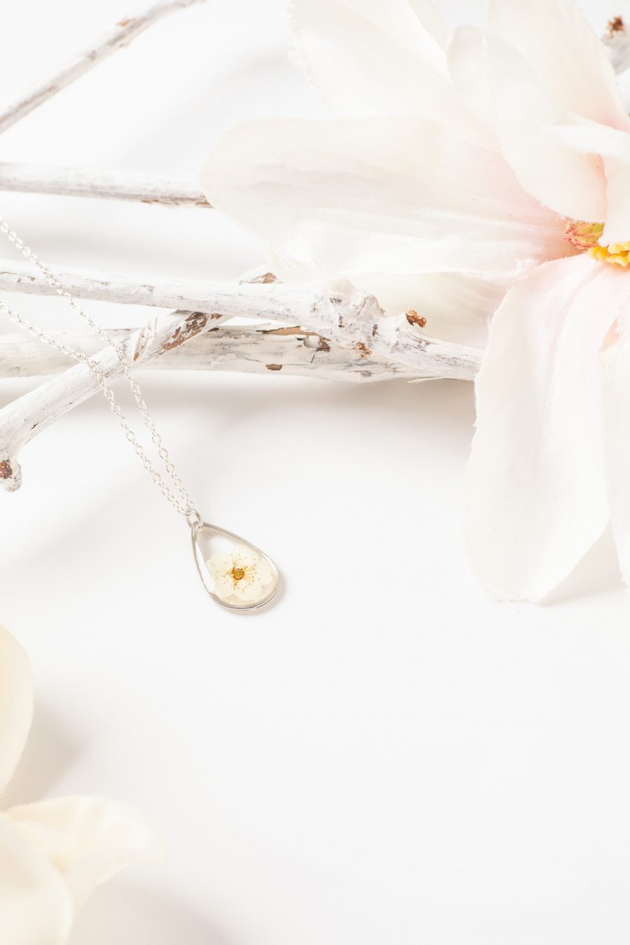 Anhänger Resin Spirea Tropfen Silber Weiß