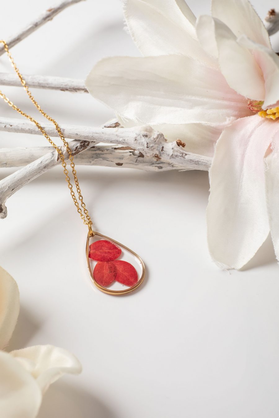 Anhänger Resin Heckenberberitze Tropfen gold Rot