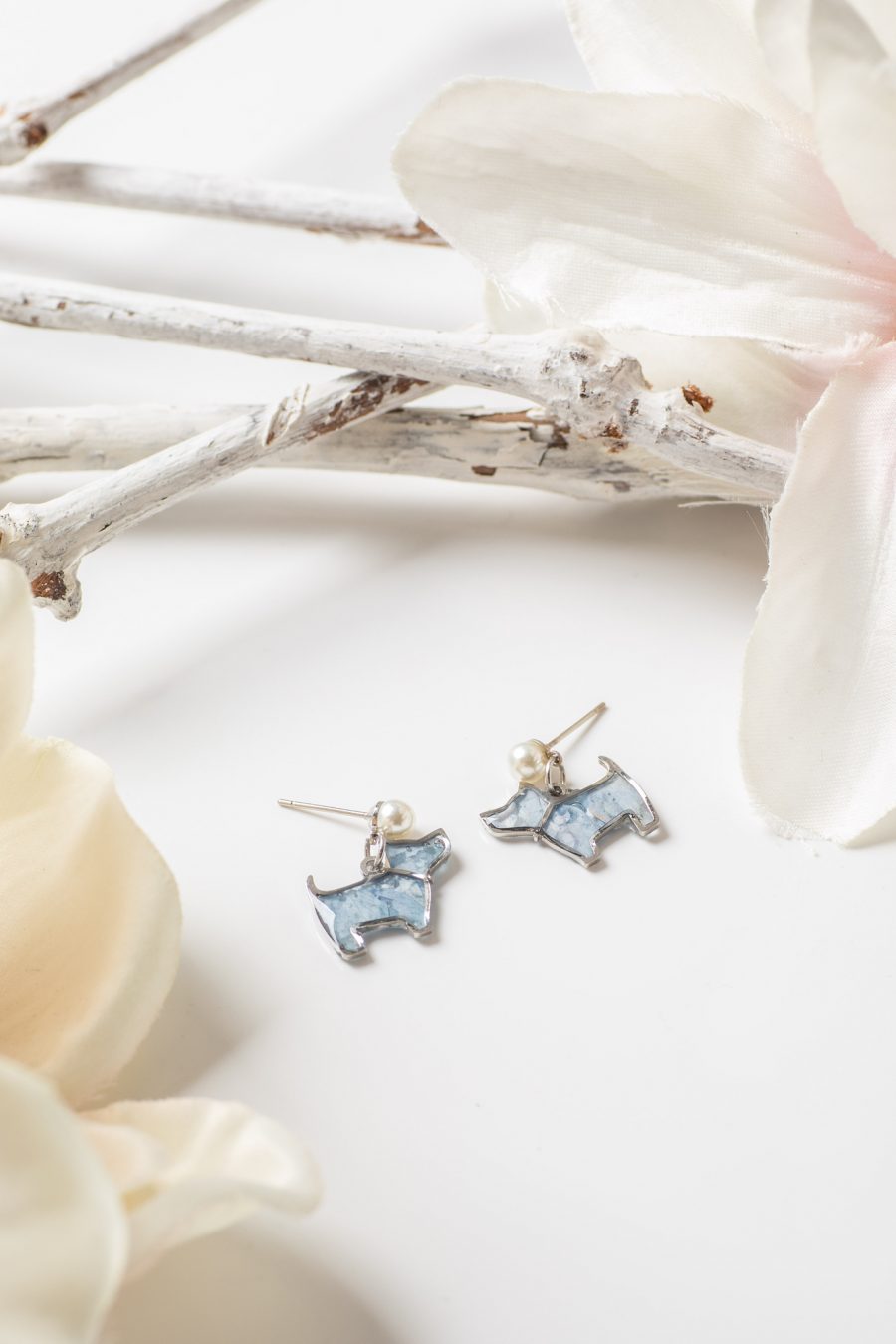 Ohrstecker hängend Hund hellblau Hortensie Perle