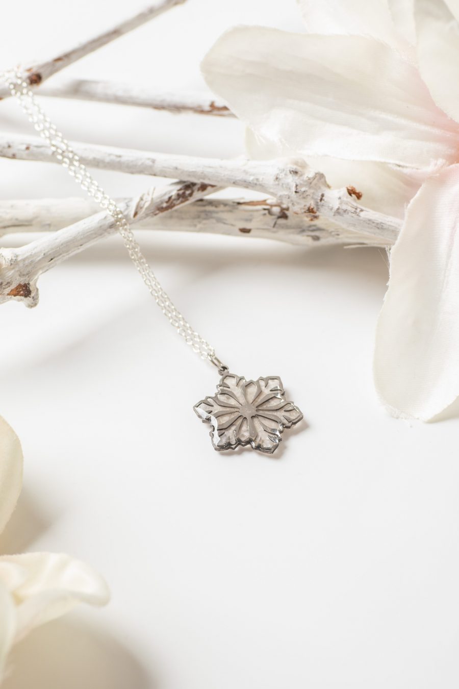 Anhänger Resin Schneeflocke Kornblume weiß Silber