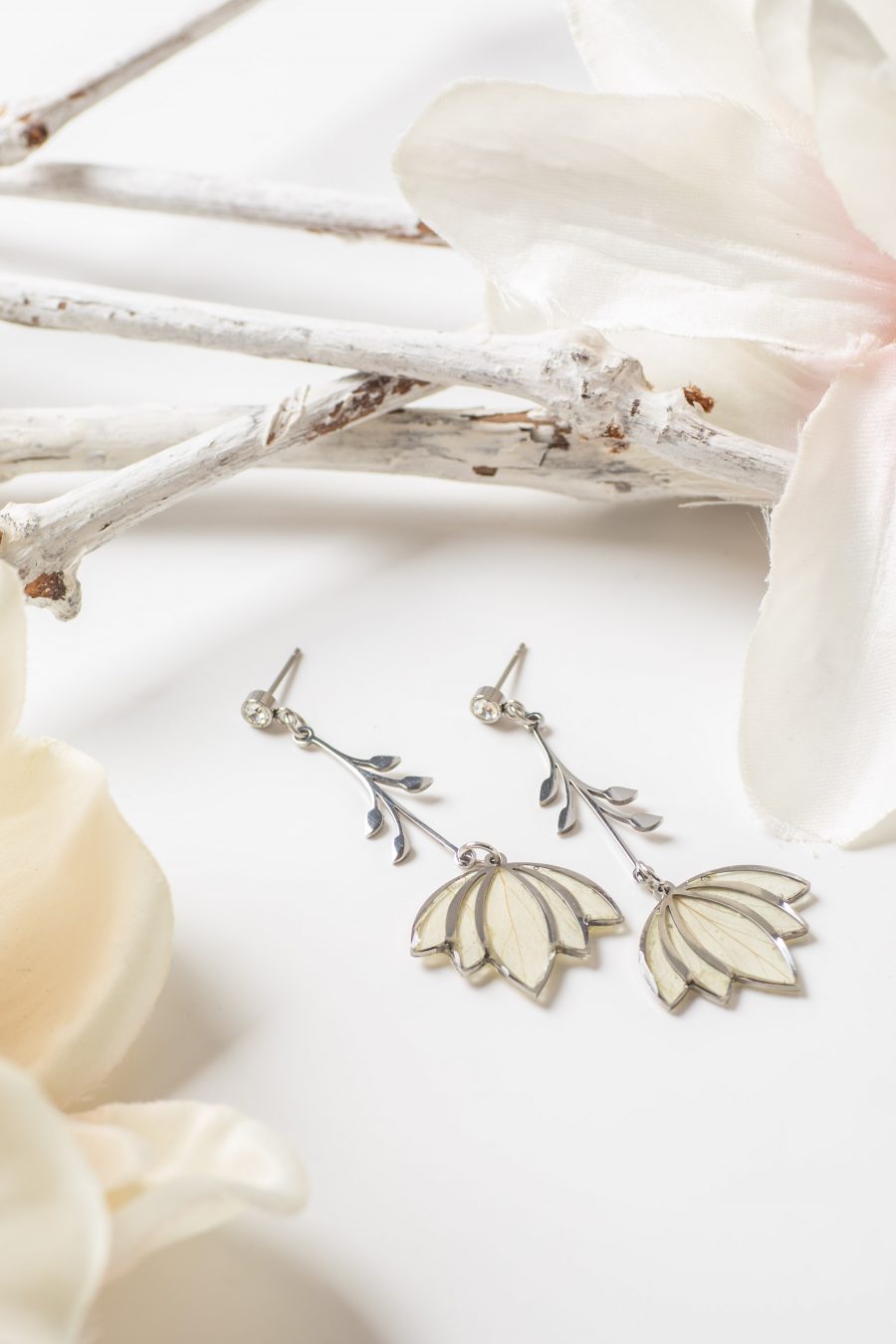 Ohrstecker hängend Lotus Rose weiß Silber