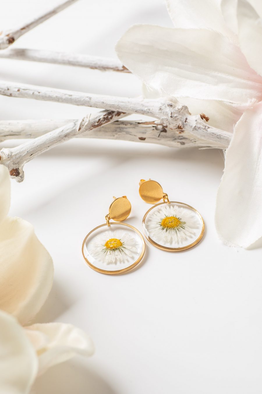 Ohrstecker hängend Resin Gänseblümchen Gold