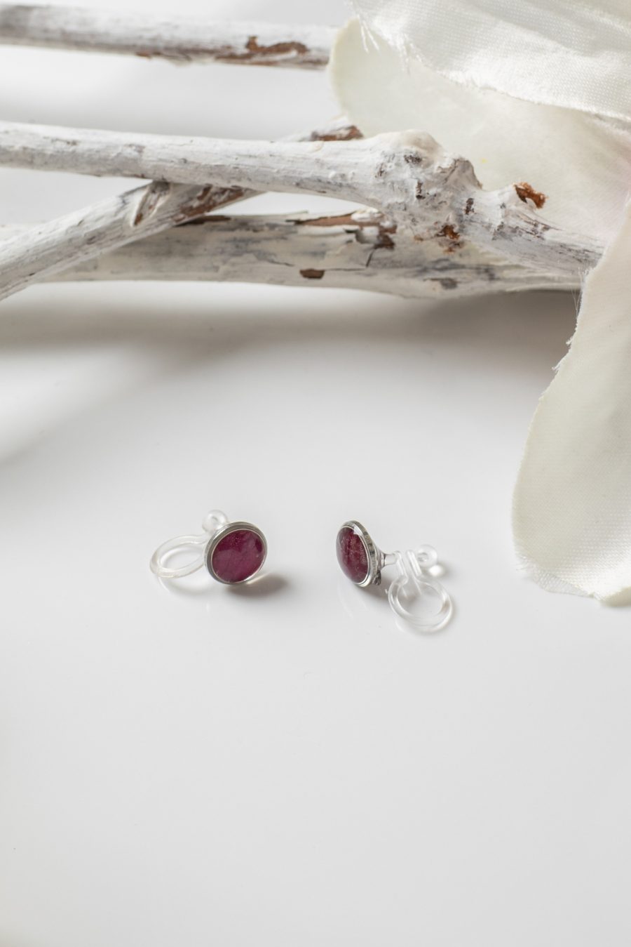 Ohrclip Resin Punkte Rose Lila