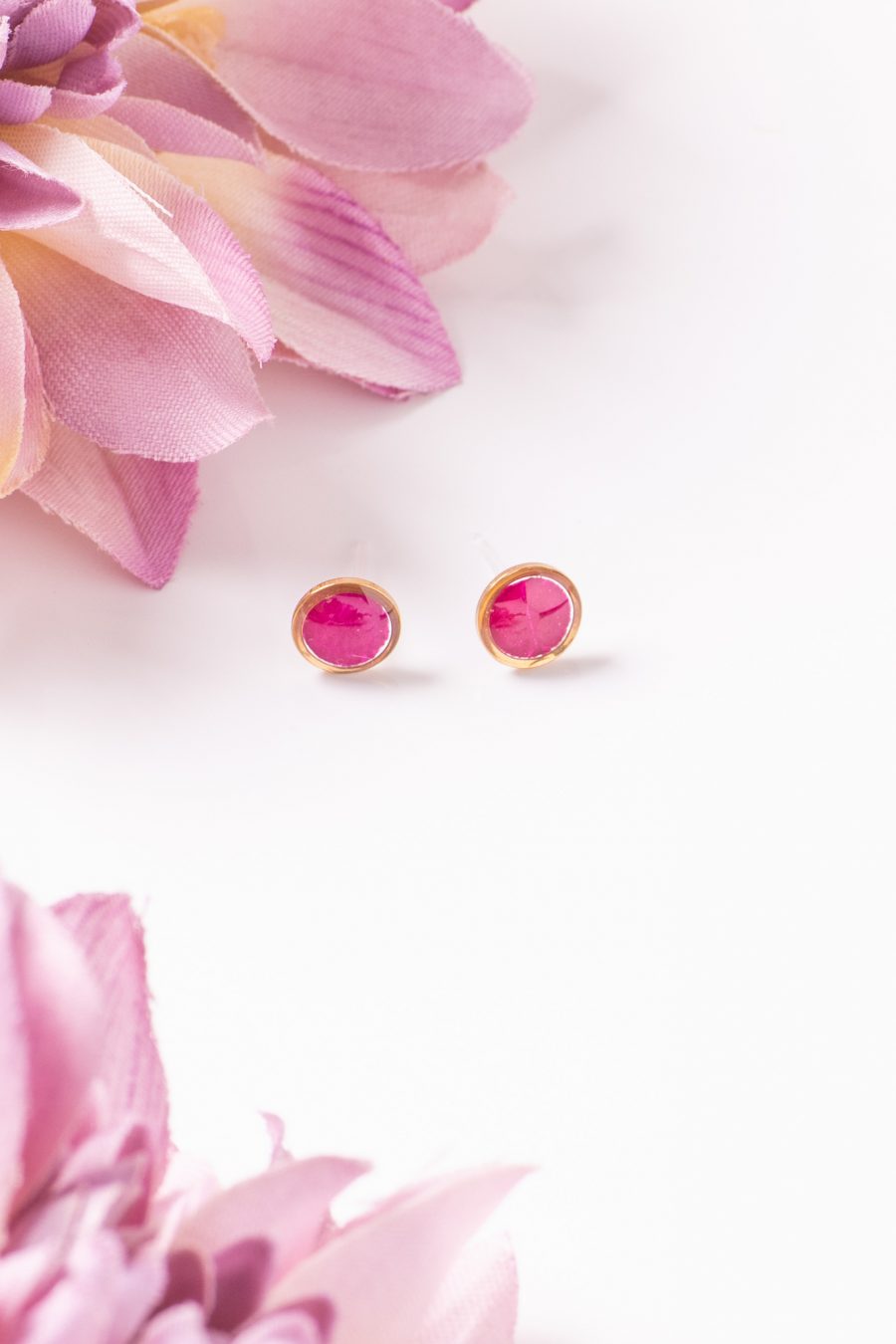 Ohrstecker Resin Punkt Gold Aubergine