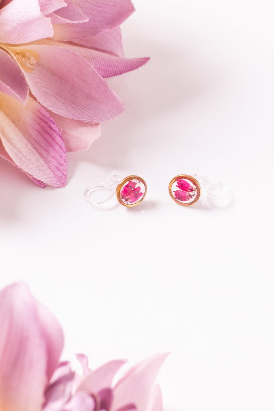 Ohrclip Resin Punkt Gold Mini Silberglöckchen