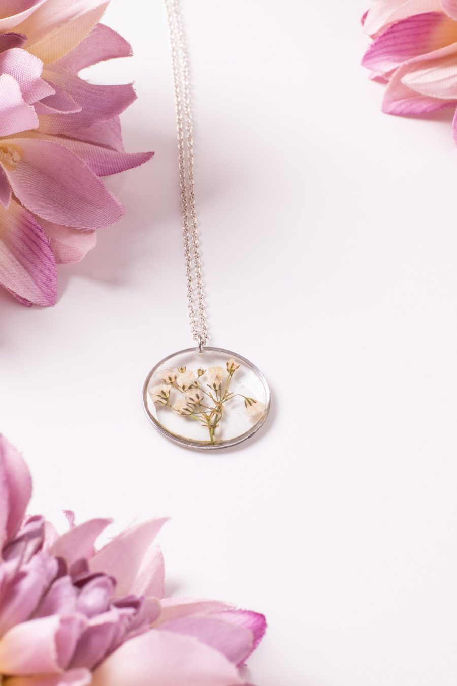 Anhänger Resin Rund Silber Schleierkraut weiß