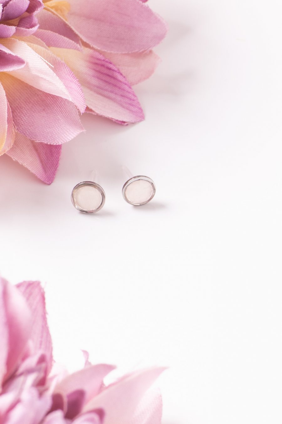 Ohrstecker Resin Punkte Silber Rose Weiß Mini 1