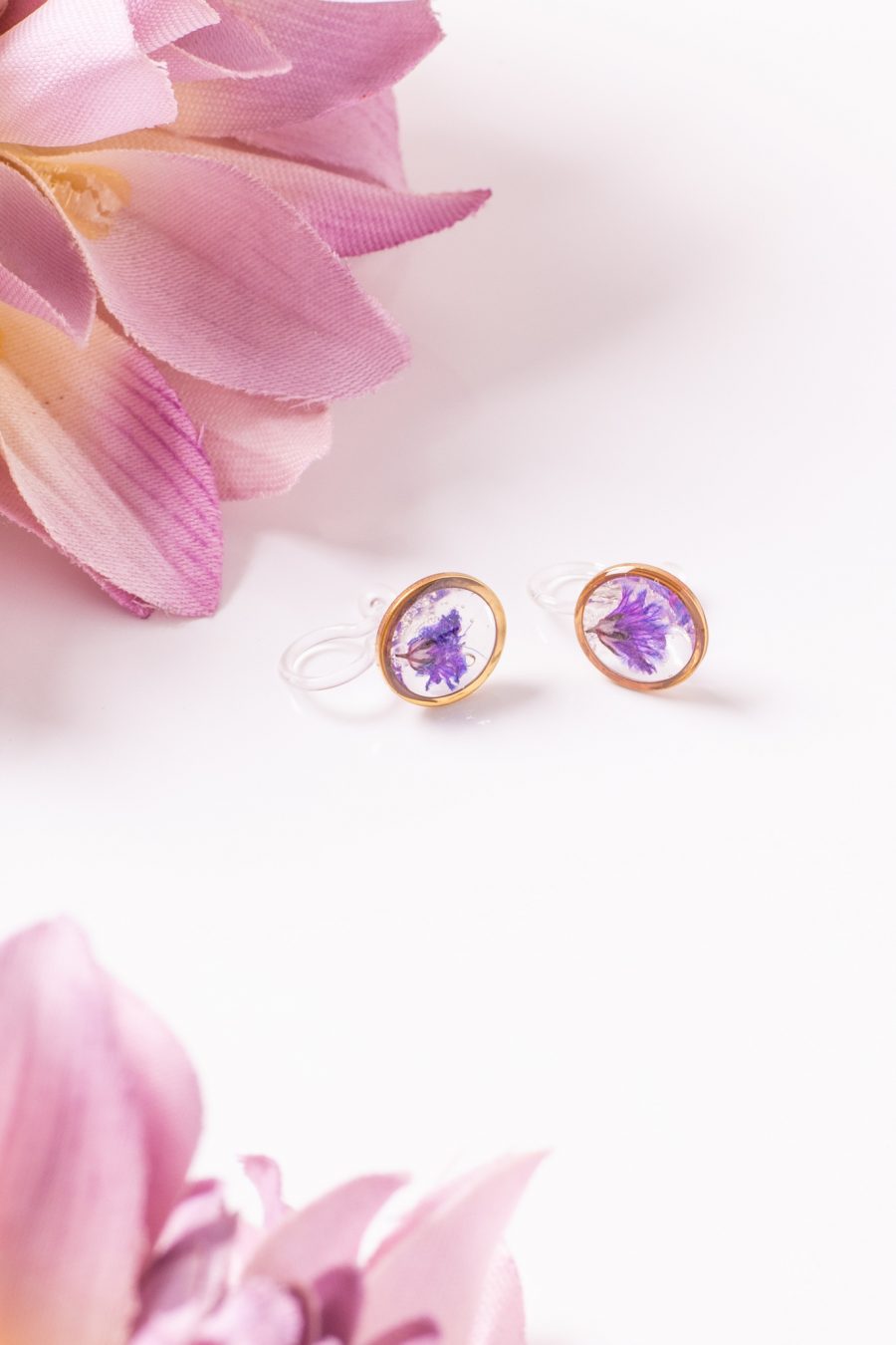 Ohrclip Resin Punkte Gold Schleierkraut Lila