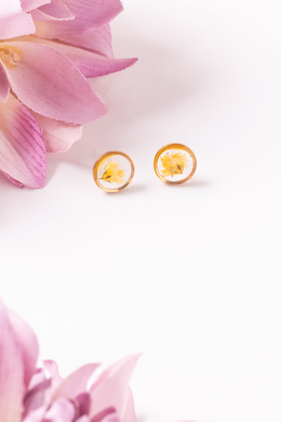 Ohrstecker Resin Punkte Gold Schleierkraut Gelb