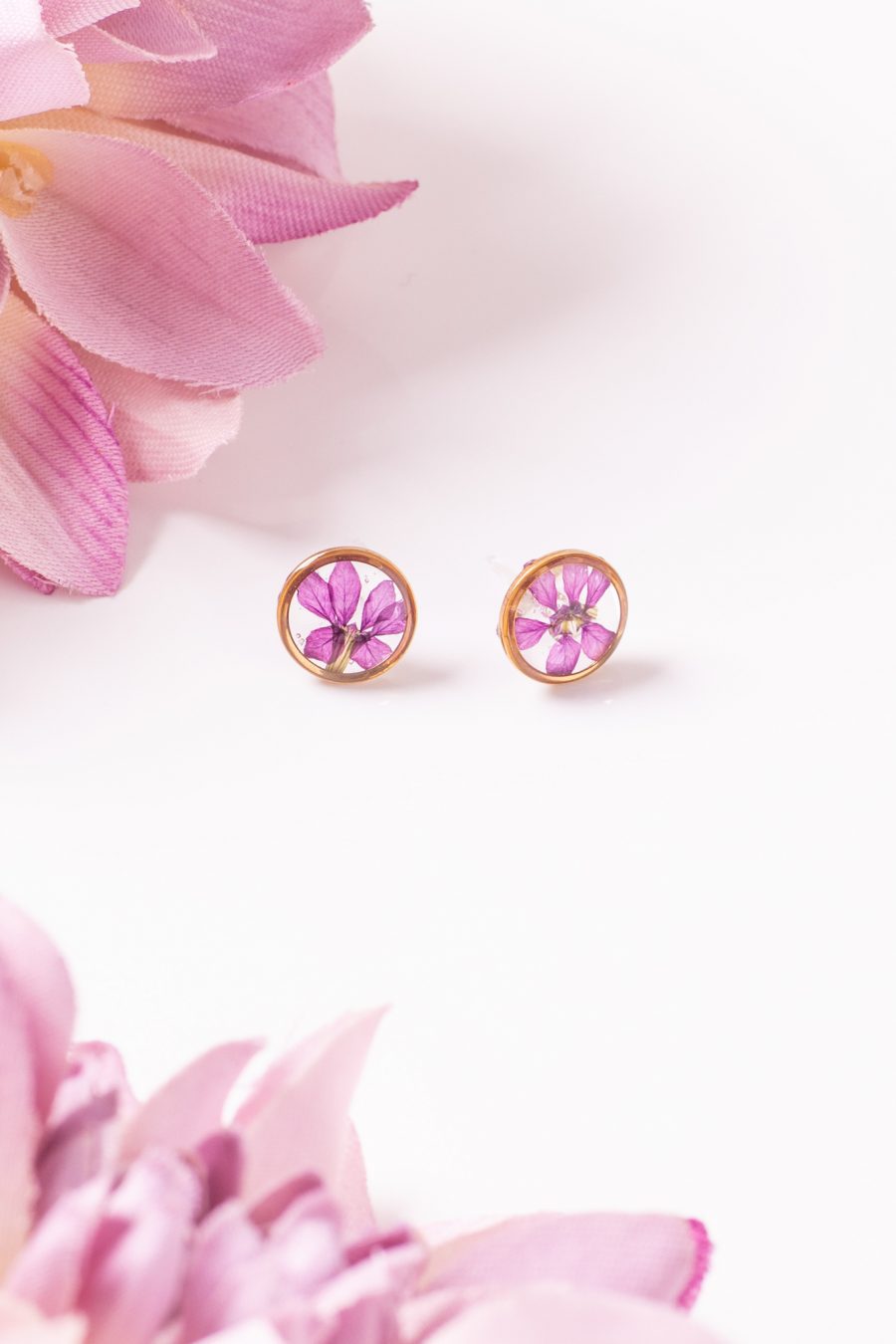 Ohrstecker Resin Punkte Gold Schein Myrthe Lila 1