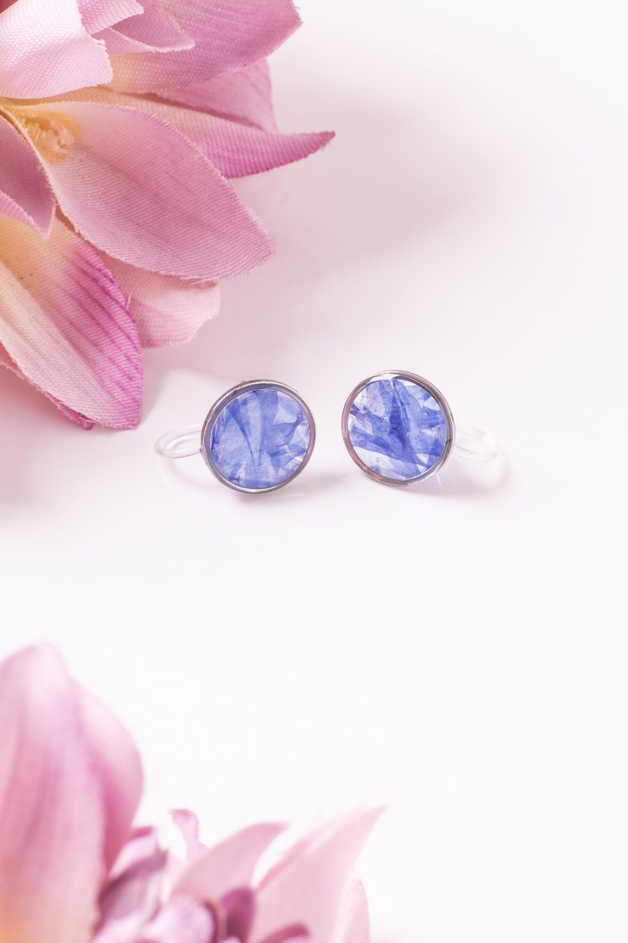 Ohrclip Resin Punkte Silber Kornblume Midi