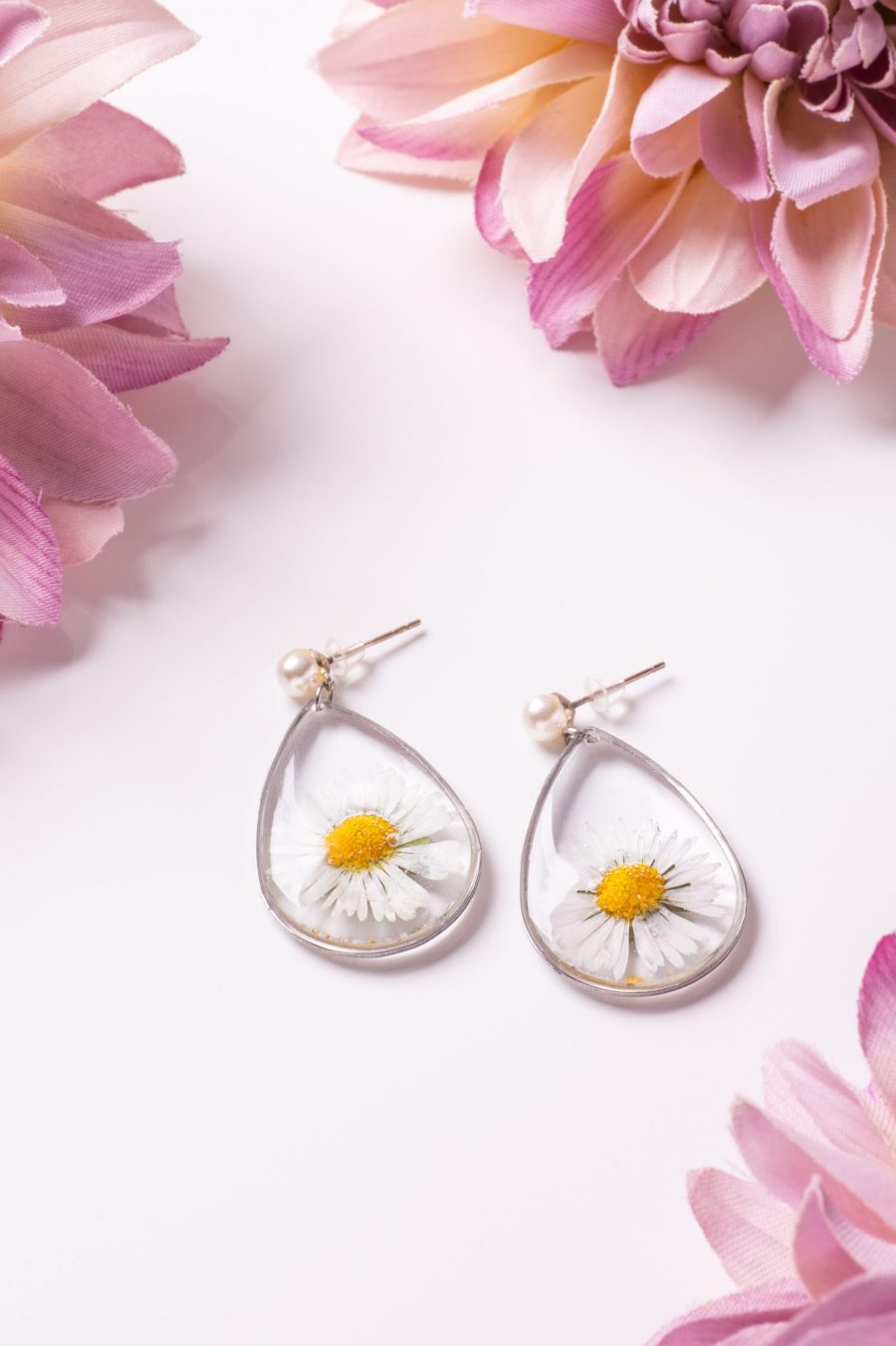 Ohrhänger Resin Tropfen Silber Gänseblümchen